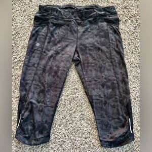 Ladies Athleta Be Free Knicker Capri - Size Large-  Dot Maze print